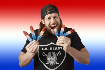 Kevin "L.A. Beast" ist derjenige, der die meisten Eis-am-Stiel in einer Minute verspeisen kann - ganze sechs Stück.