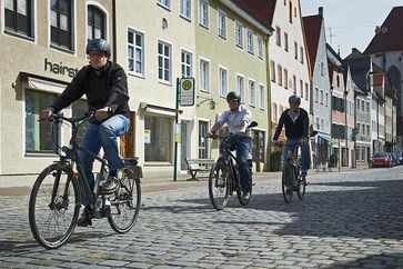 Mit dem Pedelec durch die Altstadt. Bild: ADAC