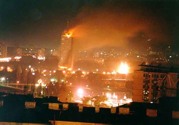 Das brennende Ušće-Hochhaus während des Bombardements der NATO (1999)
