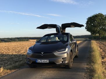 Tesla Model X P100DL mit geöffneten Türen