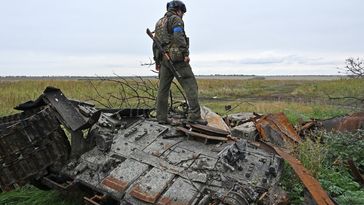 Ein ukrainischer Soldat steht am 20. September 2022 auf einem zerstörten Panzer in der Region Charkow, Ukraine. Bild: Sergey Bobok