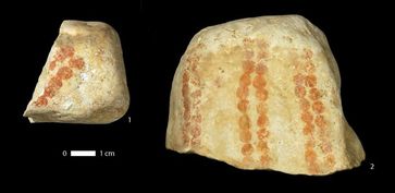 Hohle Fels 2010. Zwei bemalte Steine mit parallelen Punktreihen.
Quelle: Foto: Maria Malina, Universität Tübingen (idw)