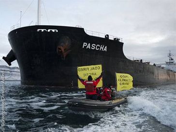 Greenpeace-Aktivisten protestieren gegen den Abbau von Kohle in der Arktis.  Bild: Greenpeace/Christian Aslund
