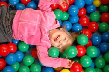 Bällebad im Indoor-Spielplatz rabatzz! Hamburg. Bild: KESS Family Entertainment Center Betriebsgesellschaft mbH