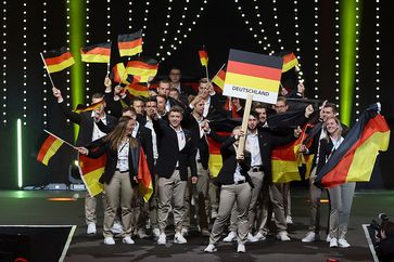 Die Deutsche Berufe-Nationalmannschaft betritt jubelnd die Bühne bei der Eröffnungsfeier der EuroSkills Graz 2021.  Bild: EuroSkills2021/Hans Oberlaender Fotograf: Hans Oberlaender