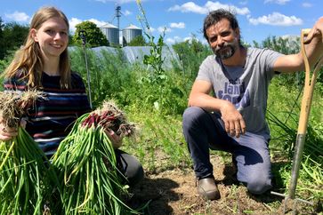 Hauptsache regional: Slow-Food-Autorin Meike Fienitz lässt sich im mecklenburgischen Dorow von Olaf Schnelle in die alte Kunst des Fermentierens einweihen. So bleiben heimische Produkte auch im Winter haltbar.  Bild: "obs/ZDF/Utta Seidenspinner"