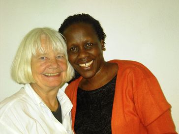 Barbara Gladysch mit der ruandischen Autorin Esther Mujawayo bei einer Lesung in Düsseldorf 2007