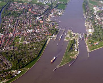 Luftaufnahme des Beginns des Nord-Ostsee-Kanals bei Brunsbüttel mit den Schleusenanlagen.