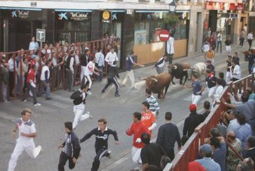 Beim Stierlauf (auch Stierrennen; spanisch encierro = Einschließen, Einschluss) treibt man Stiere durch eine Stadt in eine bestimmte Richtung, meist zur Stierkampfarena. Dazu werden an den Einmündungen der Seitenstraßen Barrikaden aufgestellt, damit die Stiere nicht von der Hauptroute abweichen können. Durch schmale Öffnungen können die (menschlichen) Teilnehmer des Stierlaufs auf die Straße treten, die Stiere treiben oder vor ihnen her laufen, und sich auch wieder in Sicherheit bringen.