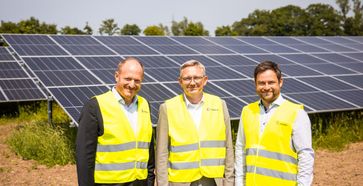 LichtBlick COO Dr. Enno Wolf mit Thomas Michels, COO bei BENTELER Steel/Tube und Bernhard Baumann, Geschäftsführer von SolarBlick (v. l. n. r.). (2025) Bild: Lichtblick SE Fotograf: LichtBlick SE