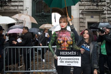 Alexandra Kamp protestiert bei der Pariser Fashion Week gegen Luxusleder. Bild: Nicolas Kovarik