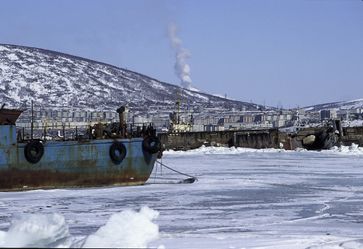 Der zugefrorene Hafen von Magadan, ehemals verbotene Stadt (Gulag) in Sibirien, heute die sogenannte "Goldmetropole" Russlands. Foto: ZDF und Cornelia Laqua