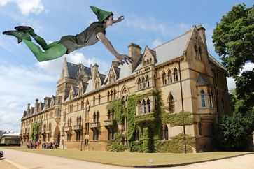 Bild Universität Oxford und Peter Pan: Collage von Niki Vogt aus gemeinfreien Bildern von Pixabay, daher ebenfalls gemeinfrei.