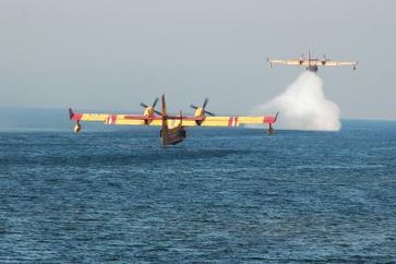 Löschflugzeuge im Einsatz (Symbolbild)