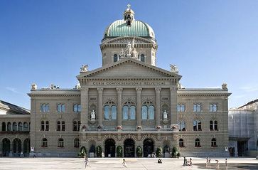 Bundeshaus (Parlamentsgebäude) und Bundesplatz in Bern. Bild: Flooffy / wikipedia.org