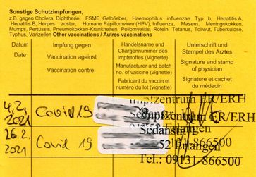 Internationaler Impfpass mit einer vollständigen Corona-Impfung (hier: Comirnaty)