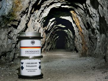 Das Grundgesetz der Bundesrepublik Deutschland ist eines von vielen Dokumenten, das im Zentralen Bergungsort (ZBO), dem Barbarastollen, für die Ewigkeit eingelagert ist.  Bild: Bundesamt für Bevölkerungsschutz und Katastrophenhilfe Fotograf: BBK