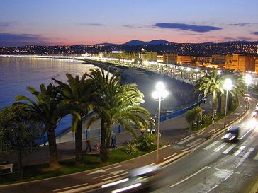 Strandboulevard von Nizza bei Nacht Bild: W. M. Connolley / de.wikipedia.org