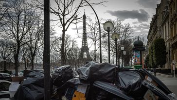 Auf dem Bild: Müllsäcke liegen am 9. März 2023 auf einer Straße in Paris herum. Bild: www.globallookpress.com / Aurelien Morissard/XinHua