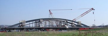 Baustelle der Waldschlößchenbrücke in Dresden am 17.4.2010. Blick auf die Arbeiten am südlichen Elbufer (Korrosionsschutzmaßnahmen an der Stahlkonstruktion). Bild: Asmodai / de.wikipedia.org