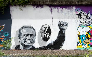 Christian Streich als Graffito an der Dreisam, in der Nähe der Schwabentorbrücke, gemalt von Andreas Herre und Julian Mielke; anlässlich des Klassenerhalts