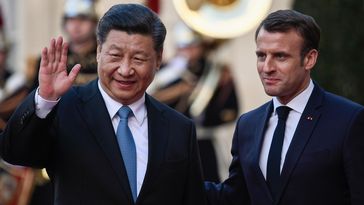 Xi Jinping und Emmanuel Macron (2023) Bild: Gettyimages.ru / Julien Mattia