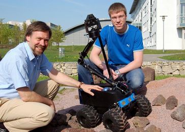 Hoffen auf Erfolg bei der Roboter-Rallye: Professor Klaus Schilling (links) und Daniel Eck mit dem autonomen mobilen Roboter "Outdoor Merlin".  Foto: Robert Emmerich