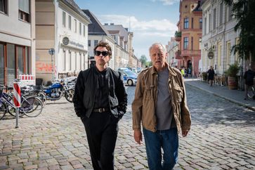 Vincent Ross (André Kaczmarczyk, li.) und Karl Rogov (Frank Leo Schröder) (2025) Bild: rbb/Christoph Assmann Fotograf: rbb/Christoph Assmann