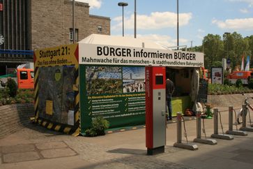 Stuttgart 21: Mahnwache in der Nähe des Stuttgarter Hauptbahnhofs (Juni 2013)