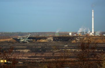 Blick über den Tagebau Amsdorf zum Kraftwerk Amsdorf, beide betrieben von Romonta