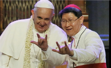 Papst Franziskus mit Bischoff beim klassischen "Satanistengruß" (2017)