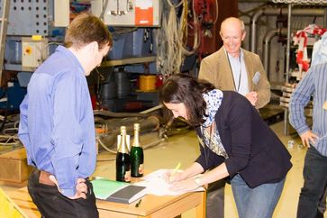 Vertragsunterzeichnung am DESY in Hamburg: Dr. Béla Majorovits, Sprecher der MADMAX-Kollaboration, Prof. Dr. Erika Garutti (Universität Hamburg) und Prof. Dr. A Quelle: Foto: M. Grefe/Universität Hamburg (idw)