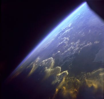 Die Erdatmosphäre aus dem Weltraum betrachtet