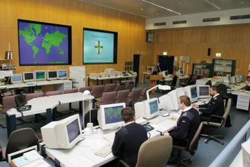 Blick in den Innenraum des maritimen Lagezentrums im Flottenkommando. Dort findet der maritime Teil der Großübung "European Endeavour 2009" statt. Bild: Deutsche Marine