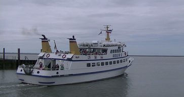 Der „Adler V“ verlässt mit den rund 120 Kindern und Begleitpersonen den Hafen von Nordstrand. Bild: Thorsten Schmitt ExtremNews