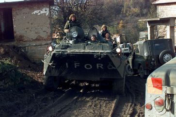 Russische Soldaten auf Schützenpanzerwagen BTR-80 im Rahmen des IFOR-Einsatzes, November 1996