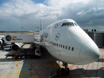 Frankfurt Airport: Catering der Boeing 747 der Lufthansa durch LSG Sky Chefs.
