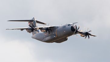 Der Airbus A400M Atlas ist ein militärisches Transportflugzeug von Airbus Military. Die A400M ist mit vier Turboprop-Triebwerken ausgestattet und zeichnet sich gegenüber den von ihr zu ersetzenden älteren Typen durch eine sehr viel höhere Nutzlast und Reichweite aus.