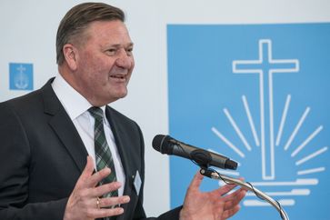 Neuapostolische Kirche Westdeutschland stellt sich öffentlich vor. Bezirksapostel Rainer Storck ist Kirchenpräsident der Neuapostolischen Kirche Westdeutschland und trägt die seelsorgerische Verantwortung für mehr als 650.000 neuapostolische Christen in etwa 50 Ländern und Regionen.
