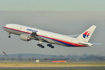 Die Malaysia Airlines Boeing 777-200 mit der Kennung 9M-MRO auf dem Flughafen Paris-Charles-de-Gaulle 2011