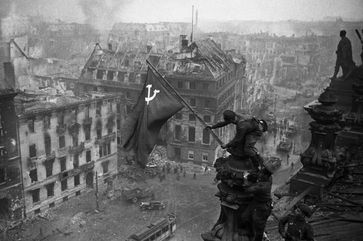 Archivbild: Das Siegesbanner auf dem Reichstagsgebäude in Berlin. Bild: Wladimir Grebnew / Sputnik