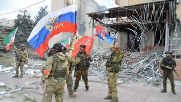 Russische und LVR-Militärangehörige nach de Befreiung von Lisitschansk (Archivbild)