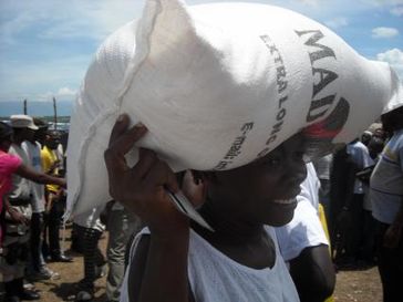 Die haitianische Bevölkerung ist dringend auf Lebensmittellieferungen angewiesen. Bild: "obs/nph deutschland e.V."