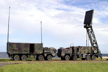 Luftraumüberwachungsradar mit Sensorfahrzeug (rechts) und Auswertefahrzeug. Bild: Deutsche Marine