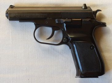 Beispiel der Tatwaffe, einer CZ 83 im Kaliber 7,65 mm, hier jedoch ohne Laufgewinde für einen Schalldämpfer. Bild: Jan Hrdonka / wikipedia.org