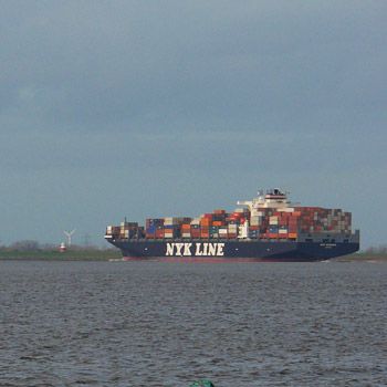 Containerfrachter auf der Elbe. Bild: Hans-Ulrich Roesner / WWF
