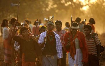 Die Dongria bekräftigten ihren Schwur, die Niyamgiri-Berge nicht zu verlassen, bei einem Fest im Februar. Bild: Survival