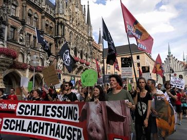 Auch in zehn deutschen Städten: Weltweite Demonstrationen für die Schließung aller Schlachthäuser (2018)