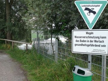 Warnung vor Gesundheitsgefahr durch verschmutztes Wasser im Landschaftsschutzgebiet.