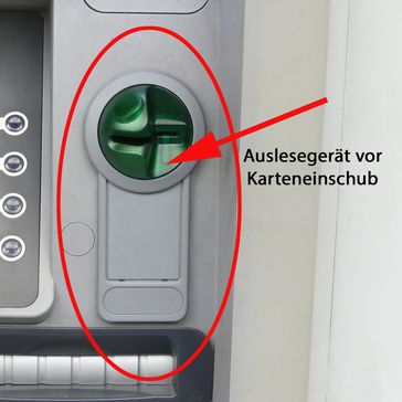 Auslesegerät vor Karteneinschub Bild: Polizei